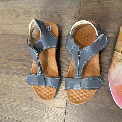 SIZE 8 LADIES SANDLES