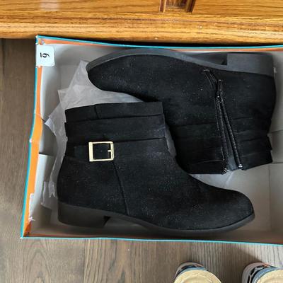 SIZE 8 BOOTS AND SHOES