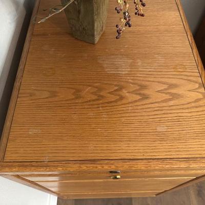 OAK 2-DRAWER FILE CABINET WITH ARRANGEMENT