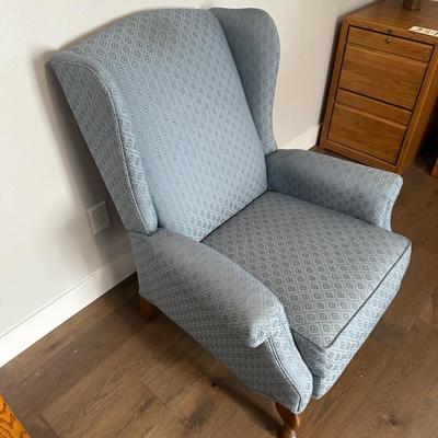 COMFY LA-Z-BOY WING BACK CHAIR. IT RECLINES!