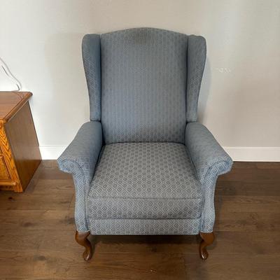 COMFY LA-Z-BOY WING BACK CHAIR. IT RECLINES!