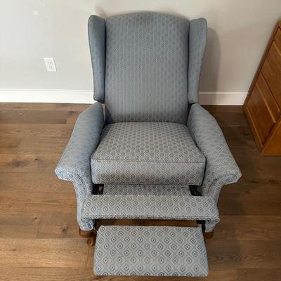 COMFY LA-Z-BOY WING BACK CHAIR. IT RECLINES!