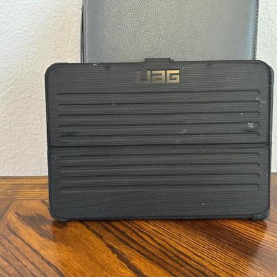 APPLE iPAD WITH CHARGER AND CASE