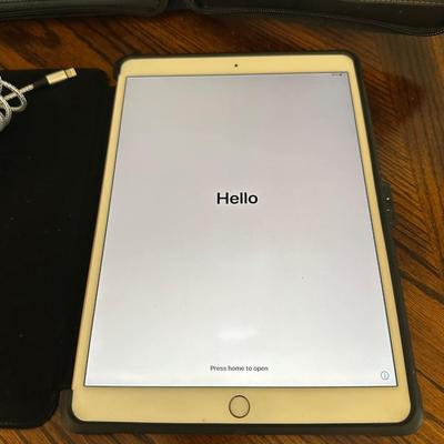 APPLE iPAD WITH CHARGER AND CASE