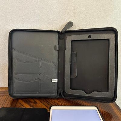 APPLE iPAD WITH CHARGER AND CASE