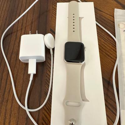 LADIES APPLE WATCH WITH EXTRA BANDS