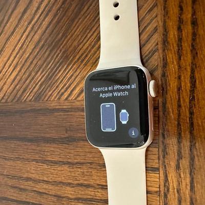 LADIES APPLE WATCH WITH EXTRA BANDS