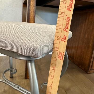 VANITY STOOL AND CANDLES