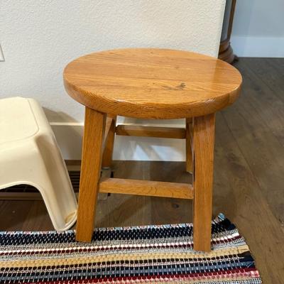 STEP STOOL, WOOD STOOL, DIGITAL CLOCK AND THROW RUG