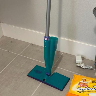 DUO CLEAN CORDLESS VACUUM AND SWIFFER TYPE MOP WITH EXTRAS