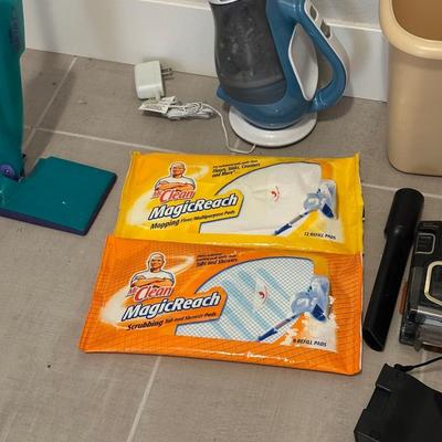 DUO CLEAN CORDLESS VACUUM AND SWIFFER TYPE MOP WITH EXTRAS