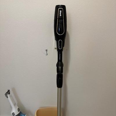 DUO CLEAN CORDLESS VACUUM AND SWIFFER TYPE MOP WITH EXTRAS