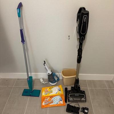 DUO CLEAN CORDLESS VACUUM AND SWIFFER TYPE MOP WITH EXTRAS