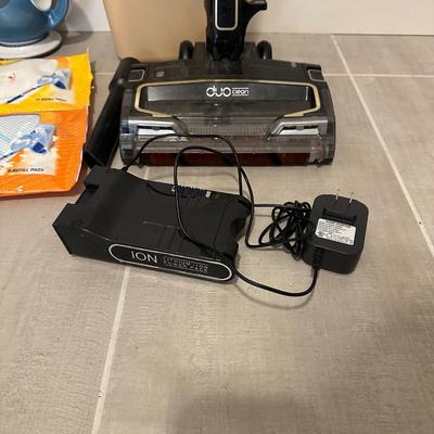 DUO CLEAN CORDLESS VACUUM AND SWIFFER TYPE MOP WITH EXTRAS