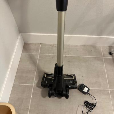 DUO CLEAN CORDLESS VACUUM AND SWIFFER TYPE MOP WITH EXTRAS