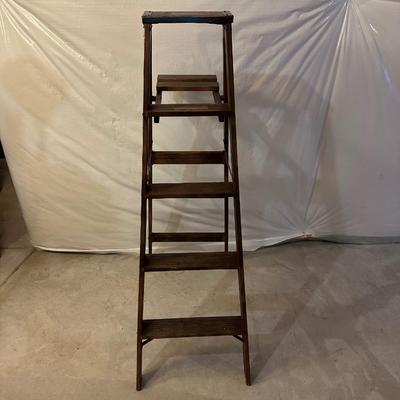DISPLAY LADDER