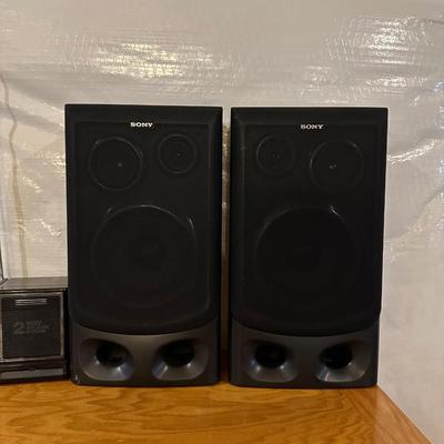 MAGNAXOX AM/FM CASSETT BOOM BOX WITH SONY SPEAKERS AND CDS