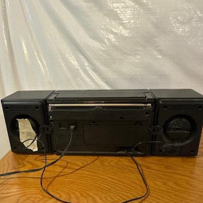 MAGNAXOX AM/FM CASSETT BOOM BOX WITH SONY SPEAKERS AND CDS