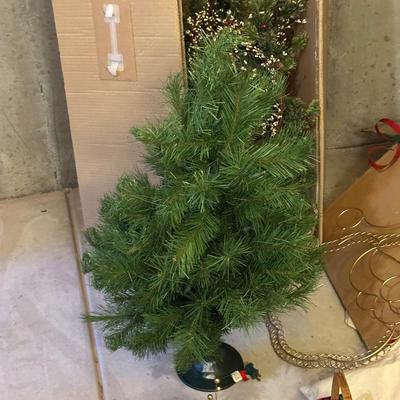 MINI CHRISTMAS TREE, WREATHS AND DECORATIONS