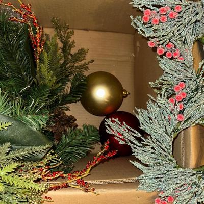 MINI CHRISTMAS TREE, WREATHS AND DECORATIONS