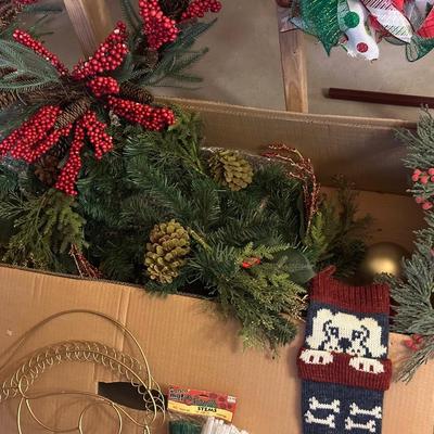 MINI CHRISTMAS TREE, WREATHS AND DECORATIONS