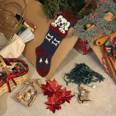 MINI CHRISTMAS TREE, WREATHS AND DECORATIONS