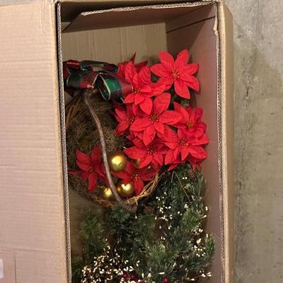 MINI CHRISTMAS TREE, WREATHS AND DECORATIONS