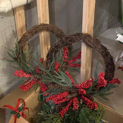 MINI CHRISTMAS TREE, WREATHS AND DECORATIONS