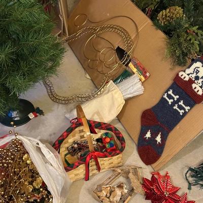 MINI CHRISTMAS TREE, WREATHS AND DECORATIONS