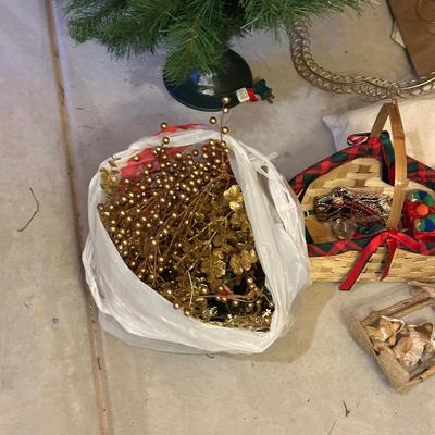 MINI CHRISTMAS TREE, WREATHS AND DECORATIONS
