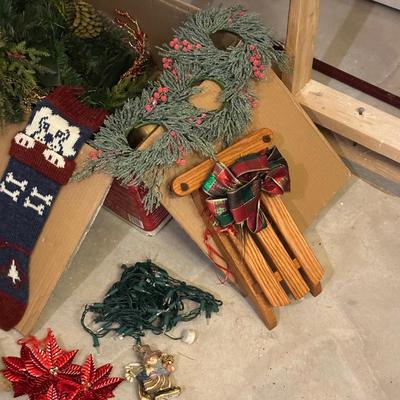 MINI CHRISTMAS TREE, WREATHS AND DECORATIONS