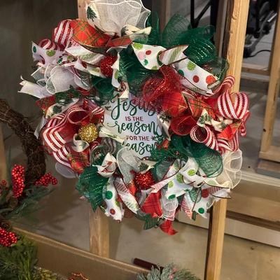 MINI CHRISTMAS TREE, WREATHS AND DECORATIONS