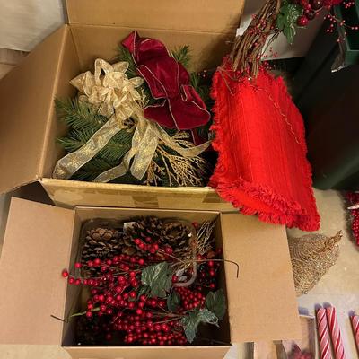 WREATHS, GIANT PINECONES AND OTHER CHRISTMAS DECOR