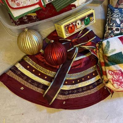 INSIDE AND OUTSIDE CHRISTMAS DECORATIONS