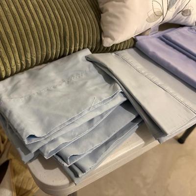 PILLOWS, SHAMS AND LINENS