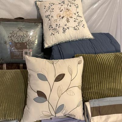 PILLOWS, SHAMS AND LINENS