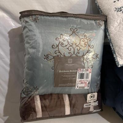 PILLOWS, SHAMS AND LINENS