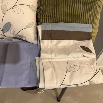 PILLOWS, SHAMS AND LINENS