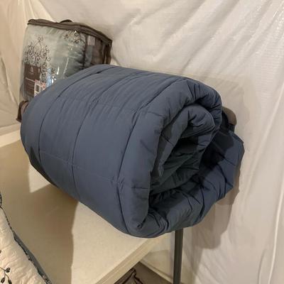 PILLOWS, SHAMS AND LINENS