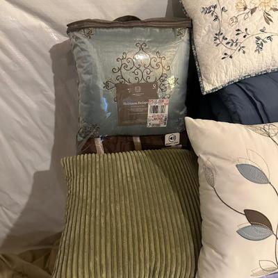 PILLOWS, SHAMS AND LINENS