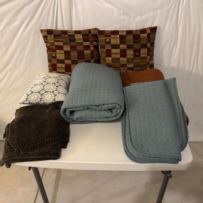 PILLOWS, QUILTS AND THROWS