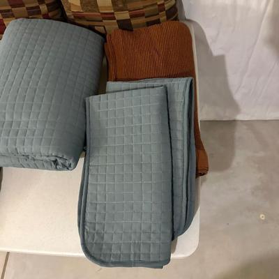 PILLOWS, QUILTS AND THROWS