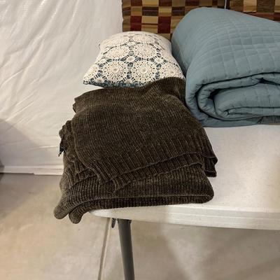 PILLOWS, QUILTS AND THROWS