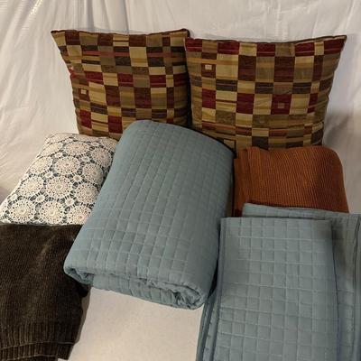 PILLOWS, QUILTS AND THROWS