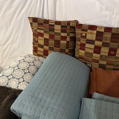 PILLOWS, QUILTS AND THROWS