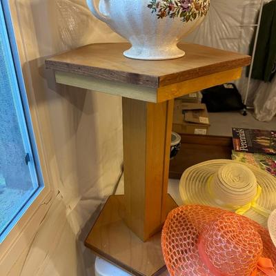 PLANT STAND, LADIES SUN HATS AND METAL TRAY