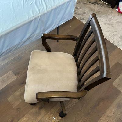 NICE ADJUSTABLE OFFICE CHAIR