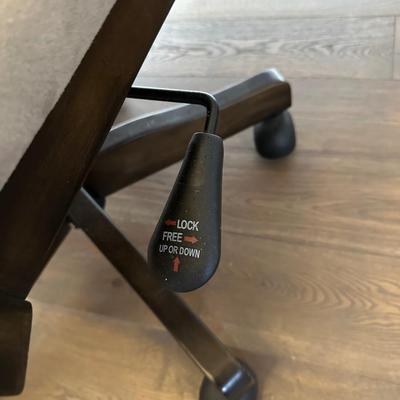 NICE ADJUSTABLE OFFICE CHAIR