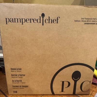 Pampered Chef Close and Cut for Bagles, Fruits, Vegetables. Retired.