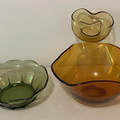 Sale Photo Thumbnail #5: Amber Triangular Chip & Dip Set with a smaller bowl suspended above it for dip and an avocado green serving bowl. The green bowl does have some chipping on the rim of the bowl. Please see photos for more details.